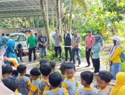 Jumat Menanam di Cikoneng, Polsek Hadir Jaga Alam Tetap Asri