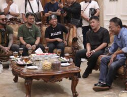 Grebeg Ciamis! Irfan Hakim-Panji Petualang Turun ke Sungai Cileueur Rayakan Hari Pers