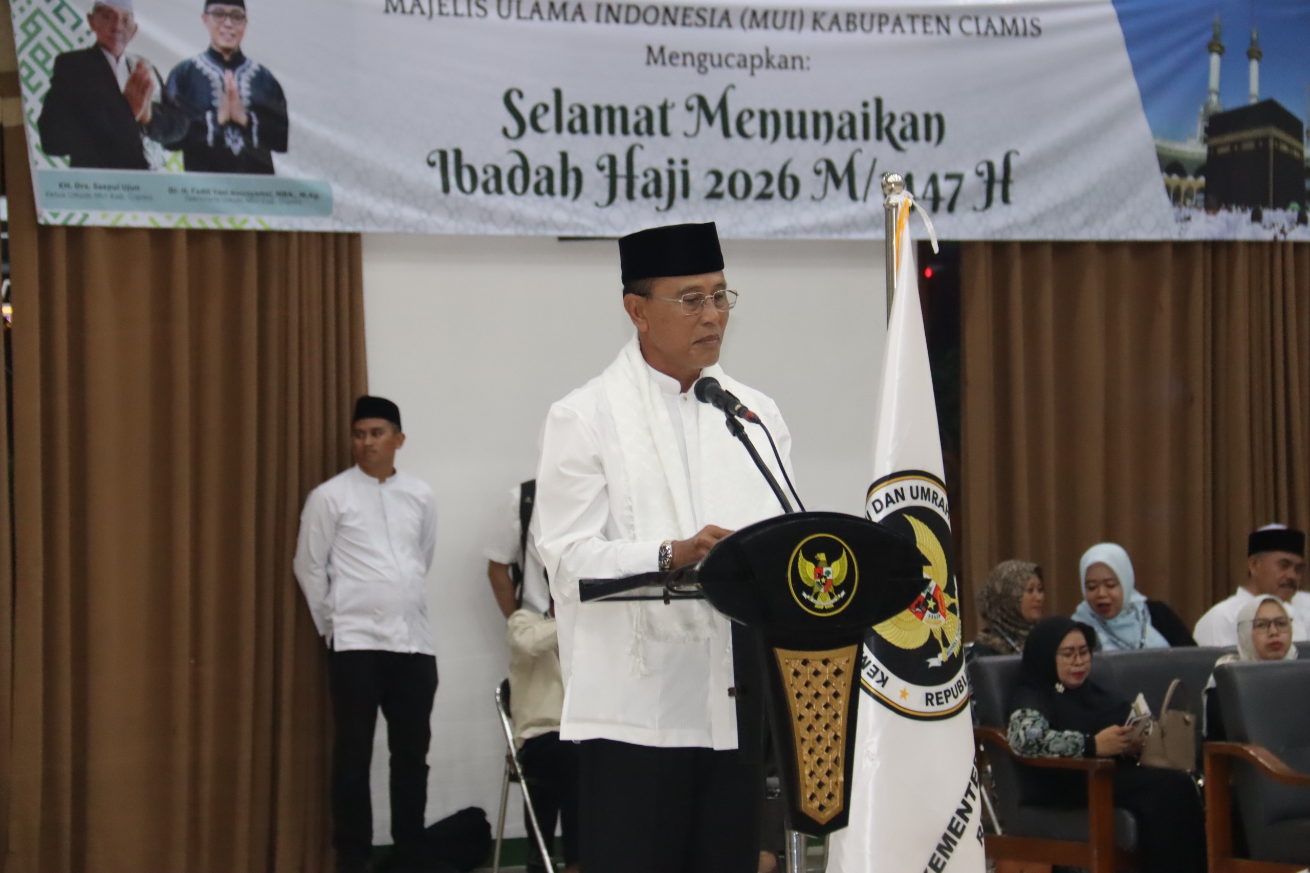 Foto:Bupati Ciamis H. Herdiat Sunarya Saat Memberikan Sambutan dan Melepas Calon Haji di Gedung KH Irfan Hielmy Iclamic center, Sabtu (2/5/2026)