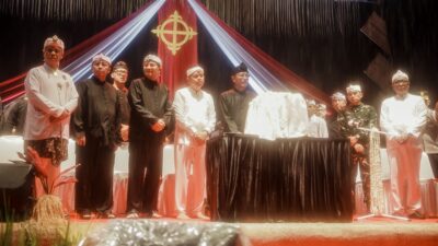 Bupati Ciamis iringi prosesi Kirab Mahkota Binokasih, Ribuan Warga Padati Astana Gede Kawali