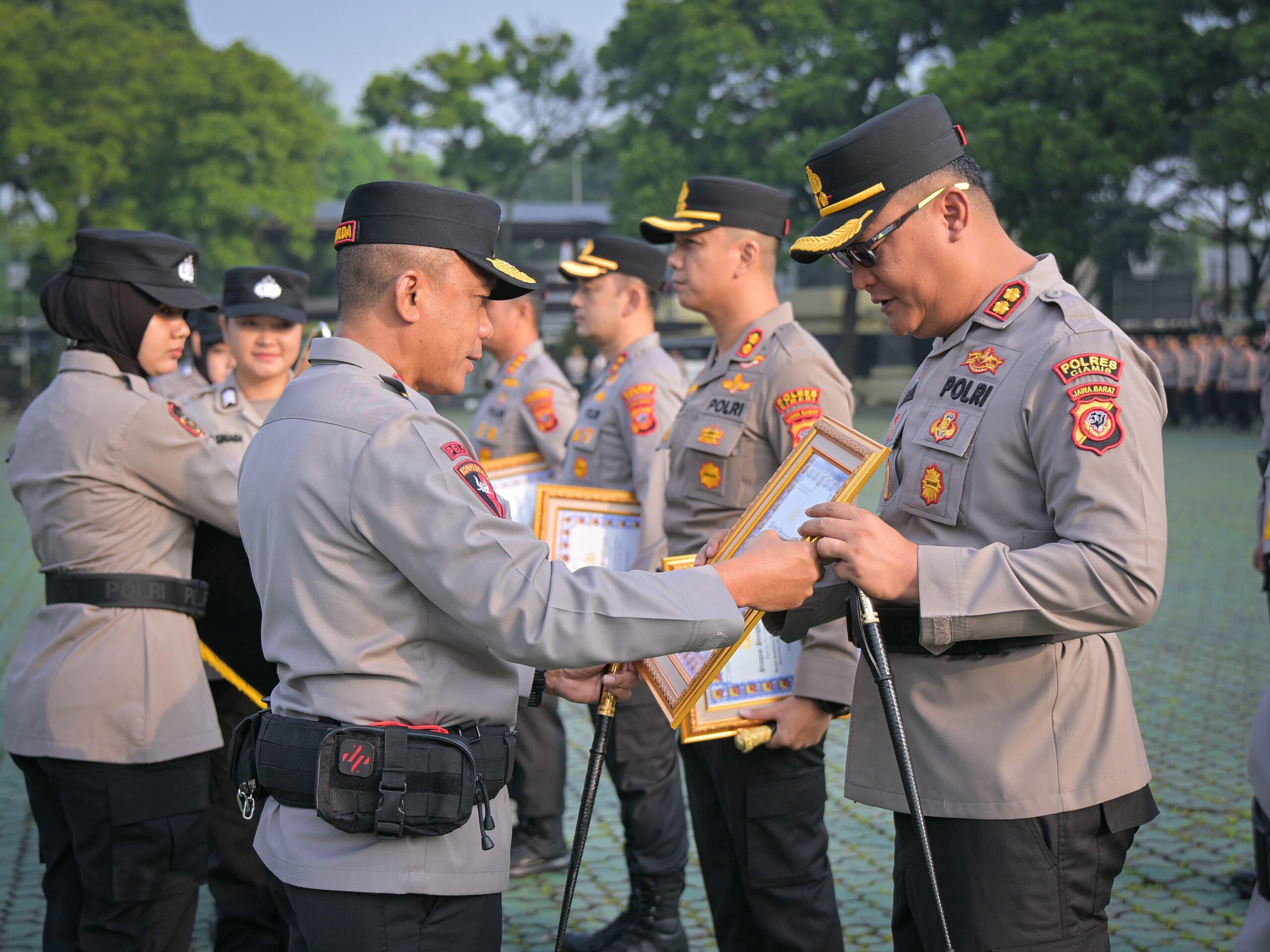 Foto: Kapolda Jabar Irjen Pol Dr. Rudi Setiawan S.H.S.I.K.M.H saat memeberikan Penghargaan Kepada Kapolres Ciamis AKBP H Hidayatullah S.H S.I.K di Mapolda Jabar