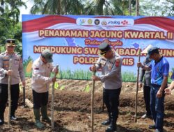 Bukti Nyata Polri Dukung Swasembada Pangan, Kapolres Ciamis Turun Langsung Lakukan Penanaman Jagung Serentak