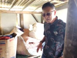 Dua Rumah Nyaris Roboh, Bupati Herdiat Salurkan Bantuan Baznas dari Infak ASN untuk Warga