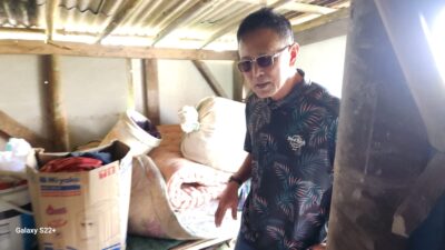 Dua Rumah Nyaris Roboh, Bupati Herdiat Salurkan Bantuan Baznas dari Infak ASN untuk Warga