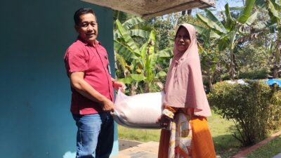 KALAPAS KELAS II B CIAMIS SUPRIYANTO SAAT MENYERAHKAN BANSOS KEPADA MASYARAKAT