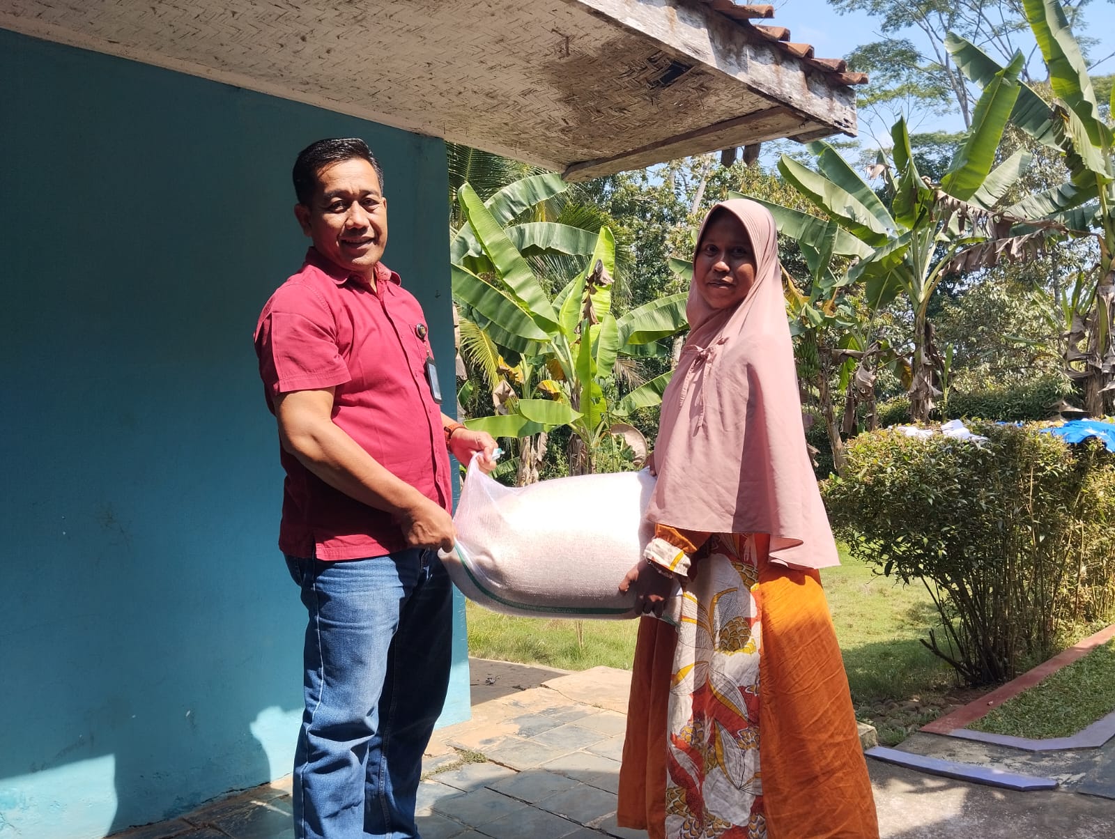KALAPAS KELAS II B CIAMIS SUPRIYANTO SAAT MENYERAHKAN BANSOS KEPADA MASYARAKAT