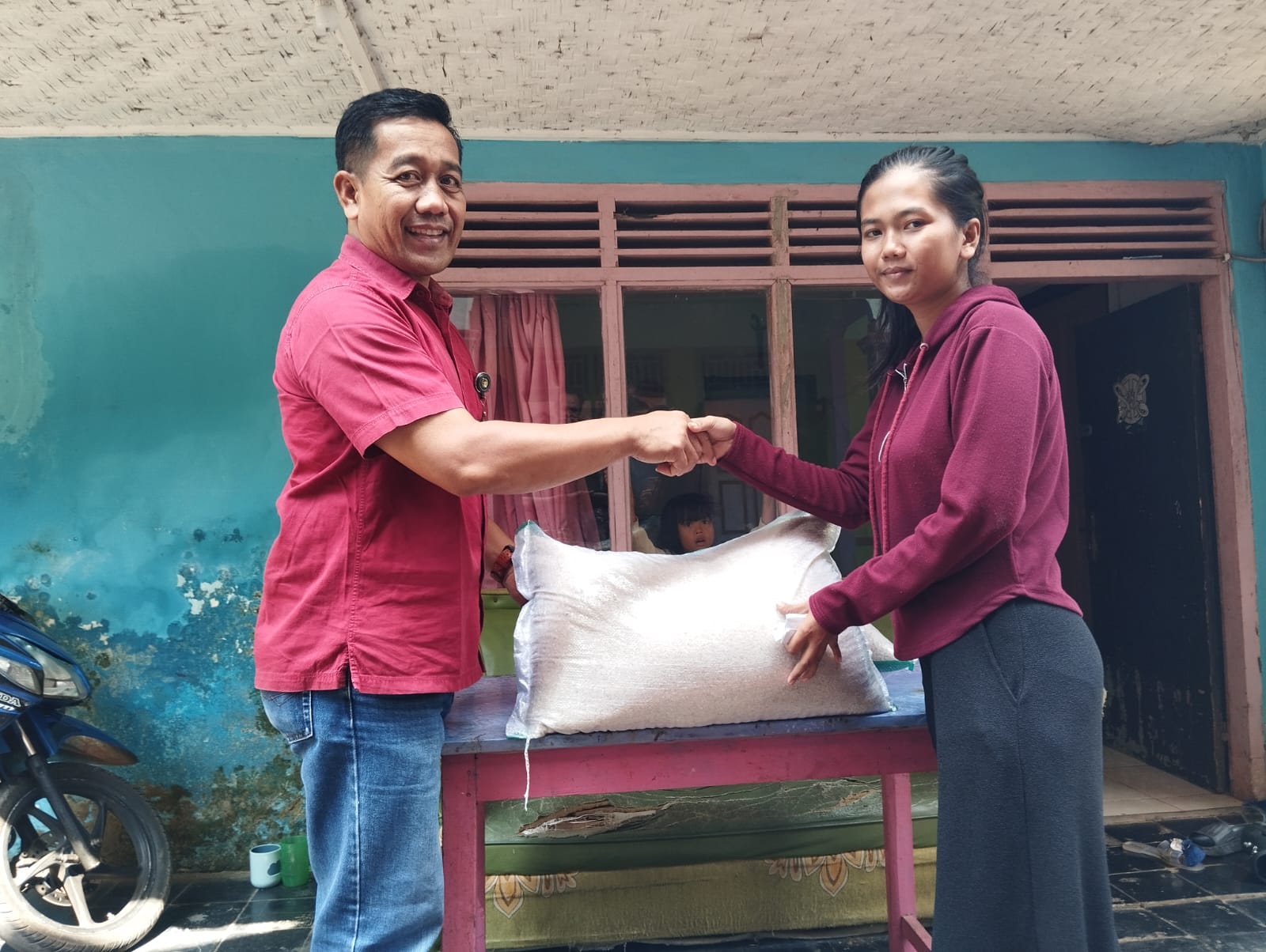 Kalapas Kelas II B SUPRIYANTO Saat Memberikan Bantuan Sembako Kepada Masyarakat