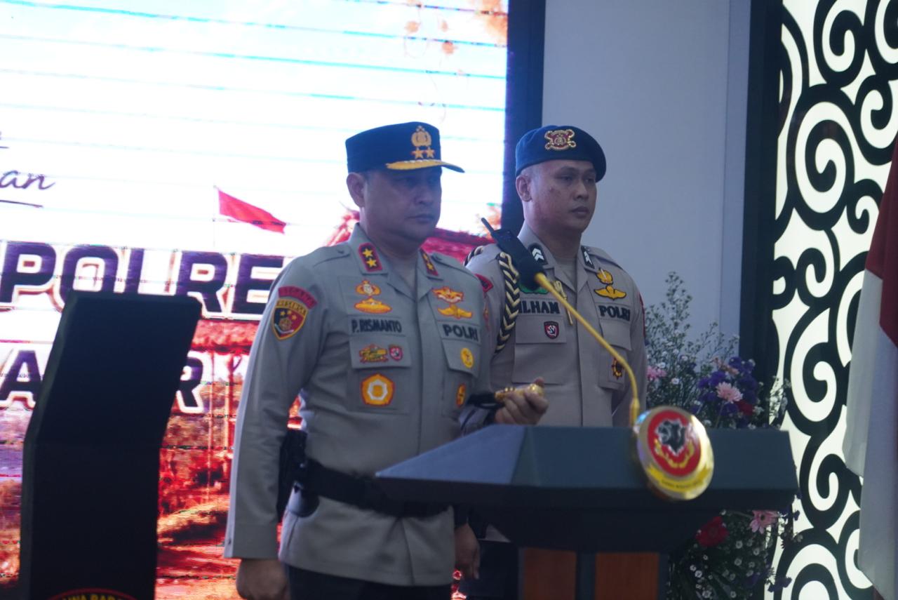 Foto:Kapolda Jawa Barat Irjen Pol. Dr. Pipit Rismanto, S.I.K., M.H., Saat Memimpin Serah Terima Jabatan di Aula Ditlantas Polda Jawa Barat, Selasa (28/7/2026). Foto:Kapolda Jawa Barat Irjen Pol. Dr. Pipit Rismanto, S.I.K., M.H., Saat Memimpin Serah Terima Jabatan di Aula Ditlantas Polda Jawa Barat, Selasa (28/7/2026).