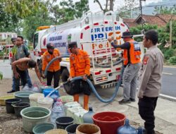 Kekeringan Melanda Kertahayu, Polsek Pamarican Distribusikan 12.000 Liter Air Bersih
