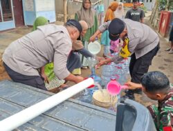 Polsek Ciawi Salurkan 3.000 Liter Air Bersih Kepada Warga Terdampak Kekeringan