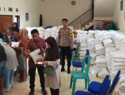 Polsek Cisaga Pantau Penyaluran 30 Kg Beras untuk 469 KPM